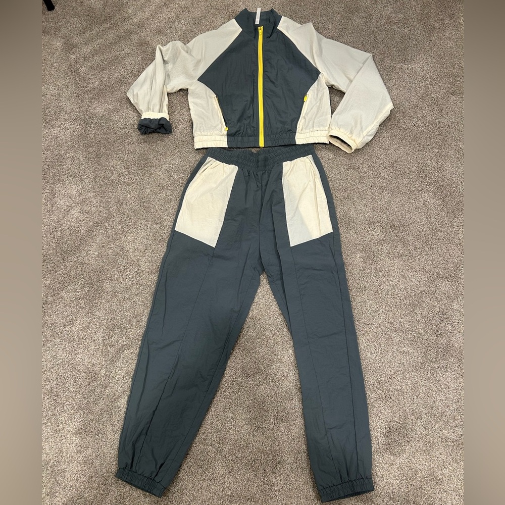 Fabletics Kickback Tracksuit- size Medium in top and pants